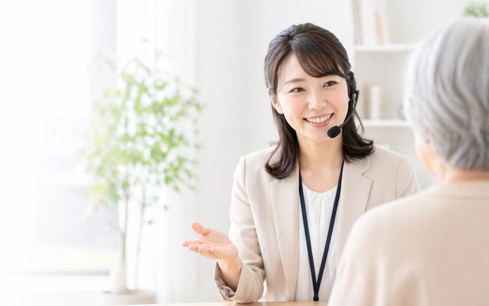 タノミルのアドバイザーがヘッドセットで相談を受けている様子